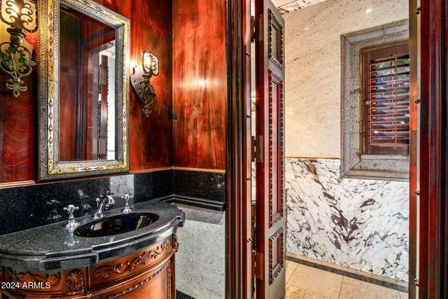 8100 N 68TH Street, Paradise Valley, AZ 85253