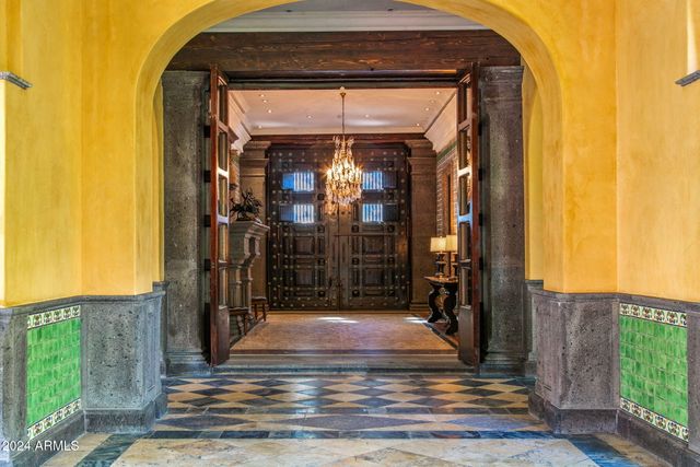 8100 N 68TH Street, Paradise Valley, AZ 85253