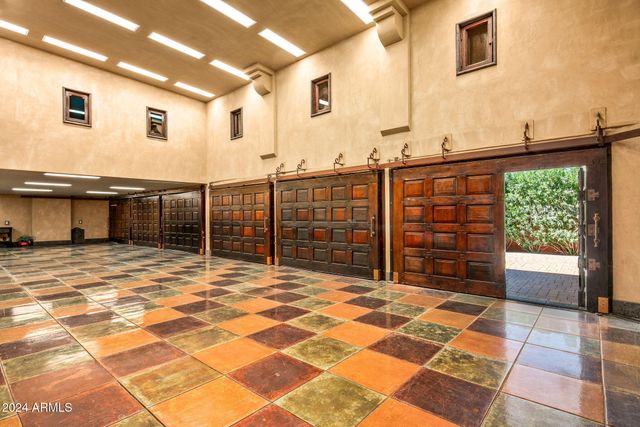 8100 N 68TH Street, Paradise Valley, AZ 85253