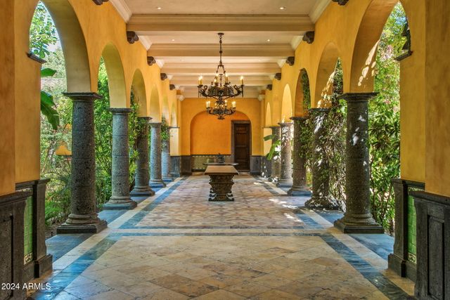 8100 N 68TH Street, Paradise Valley, AZ 85253