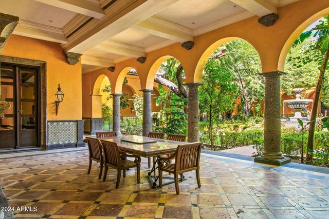 8100 N 68TH Street, Paradise Valley, AZ 85253