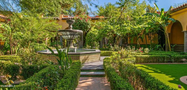 8100 N 68TH Street, Paradise Valley, AZ 85253