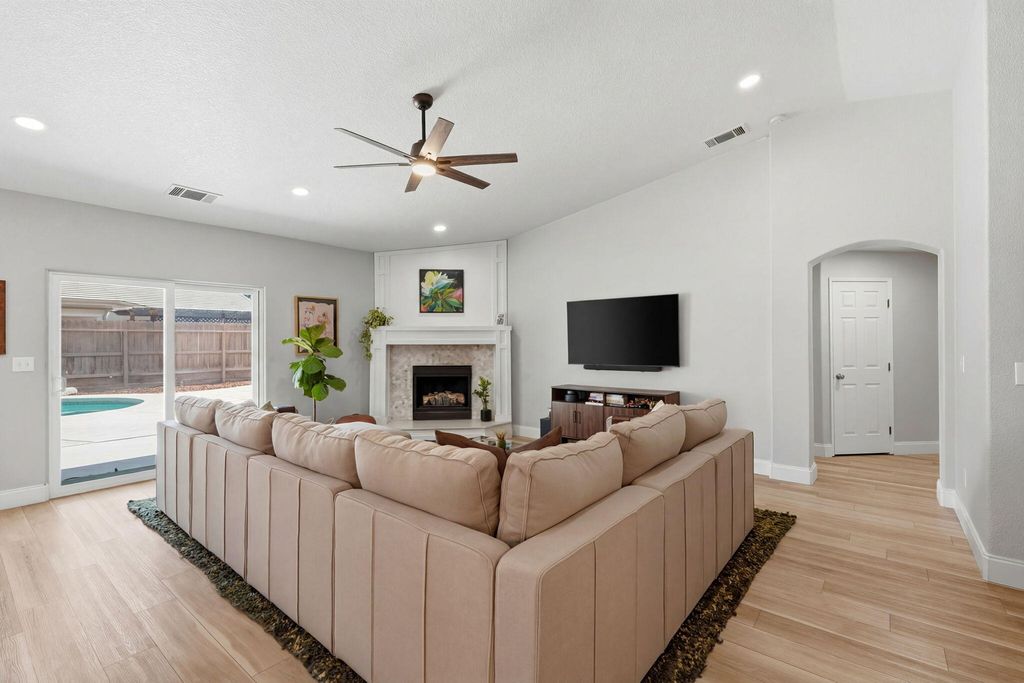 Image 15 of property listing at 2336 S Cedar Street, Visalia, CA 93292