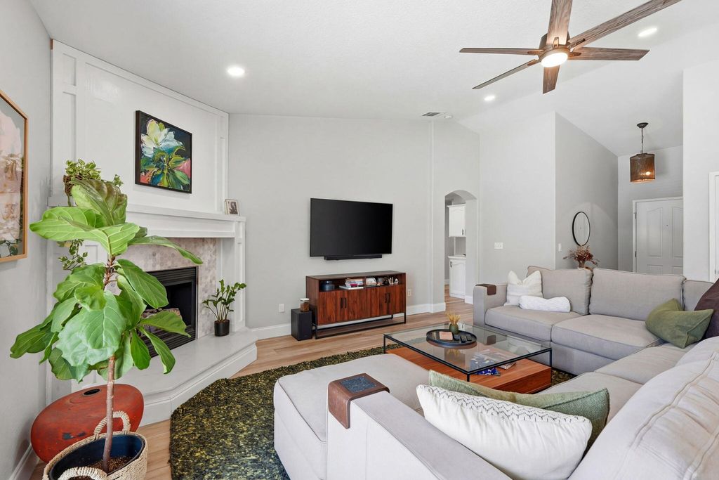 Image 16 of property listing at 2336 S Cedar Street, Visalia, CA 93292