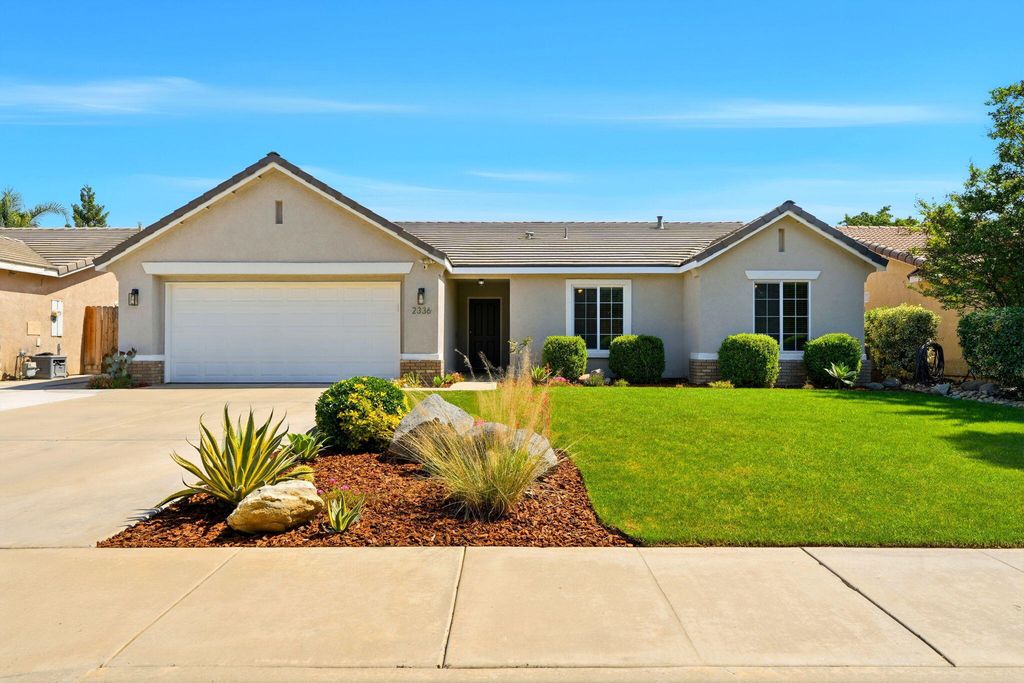 Image 2 of property listing at 2336 S Cedar Street, Visalia, CA 93292