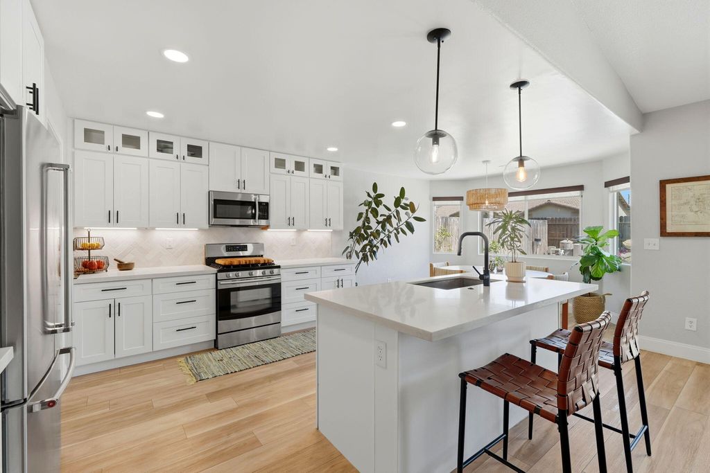 Image 26 of property listing at 2336 S Cedar Street, Visalia, CA 93292