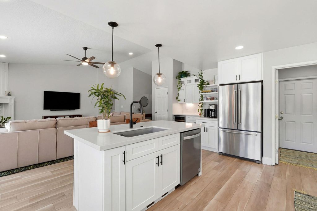 Image 31 of property listing at 2336 S Cedar Street, Visalia, CA 93292