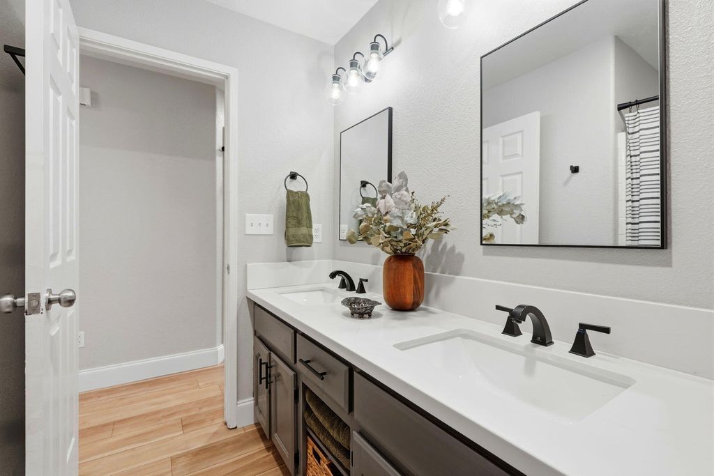 Image 38 of property listing at 2336 S Cedar Street, Visalia, CA 93292