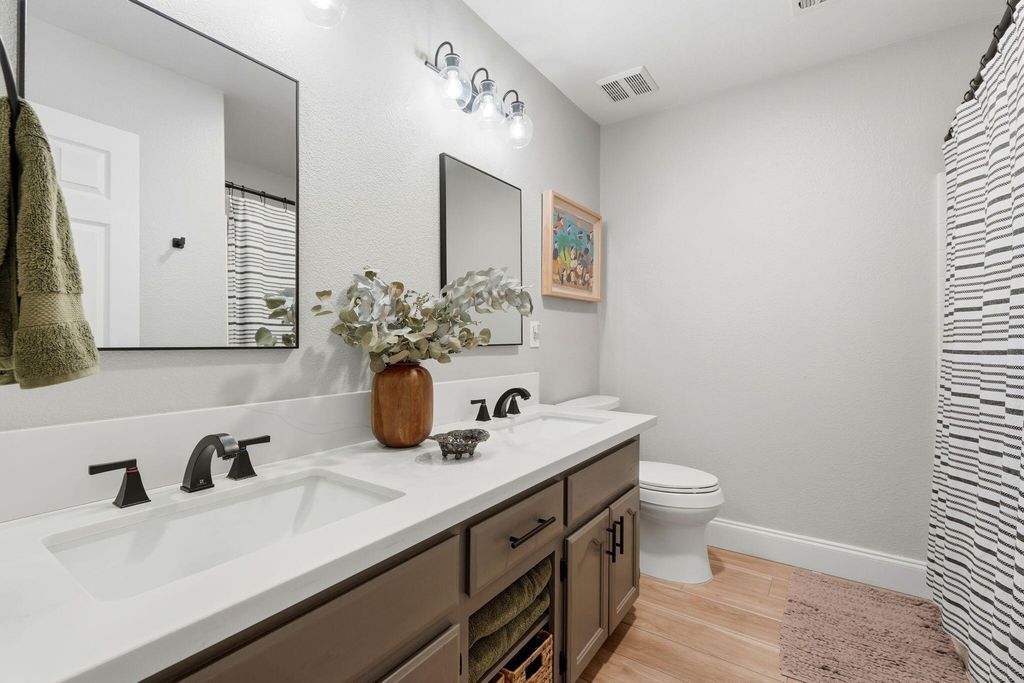 Image 39 of property listing at 2336 S Cedar Street, Visalia, CA 93292