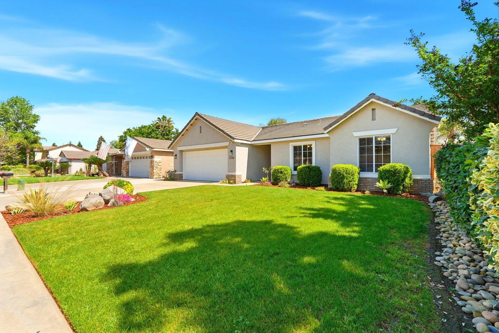 Image 5 of property listing at 2336 S Cedar Street, Visalia, CA 93292