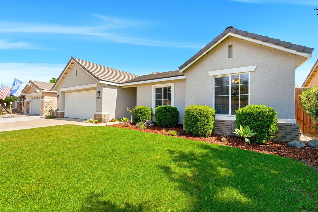 Image 6 of property listing at 2336 S Cedar Street, Visalia, CA 93292