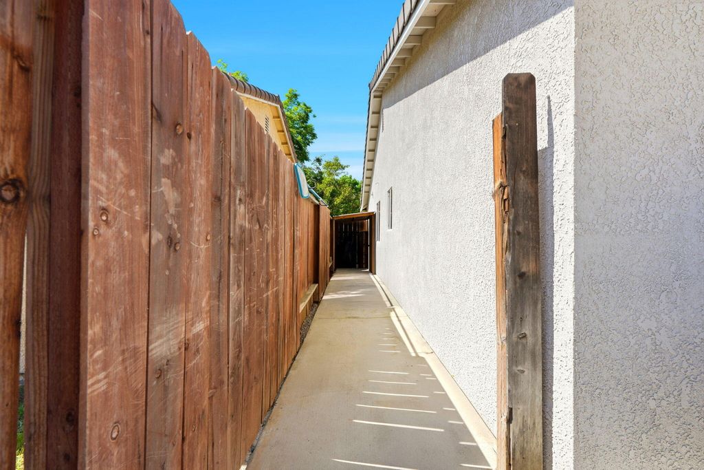 Image 63 of property listing at 2336 S Cedar Street, Visalia, CA 93292