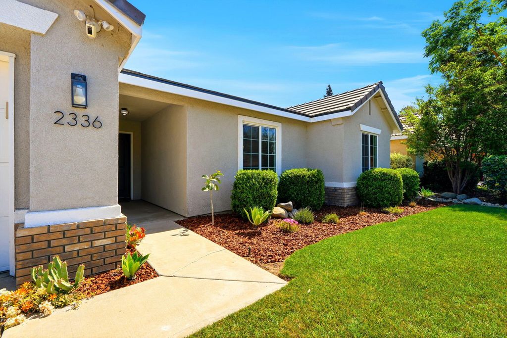Image 7 of property listing at 2336 S Cedar Street, Visalia, CA 93292