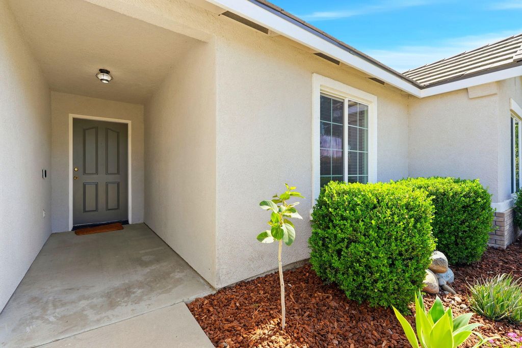 Image 8 of property listing at 2336 S Cedar Street, Visalia, CA 93292