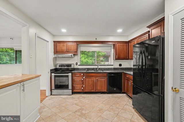 2400 LINDALE DR, Reading, PA 19609