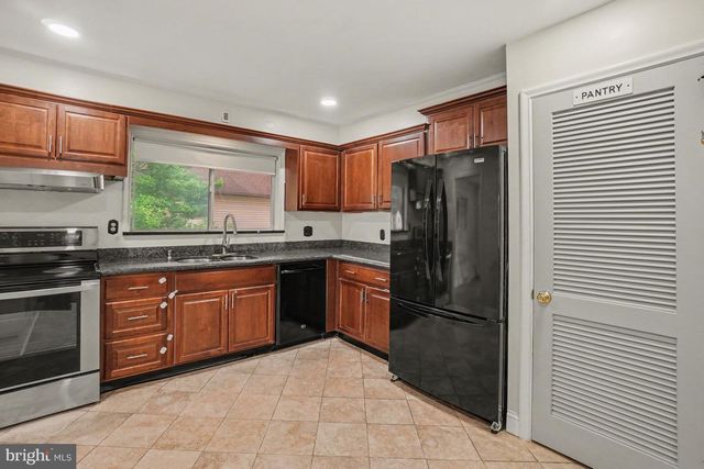 2400 LINDALE DR, Reading, PA 19609