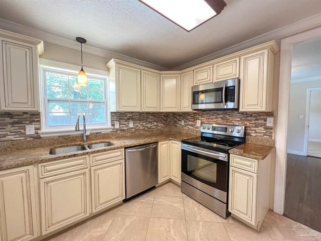 11 Gunn Cir, Pensacola, FL 32506