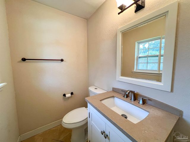 11 Gunn Cir, Pensacola, FL 32506
