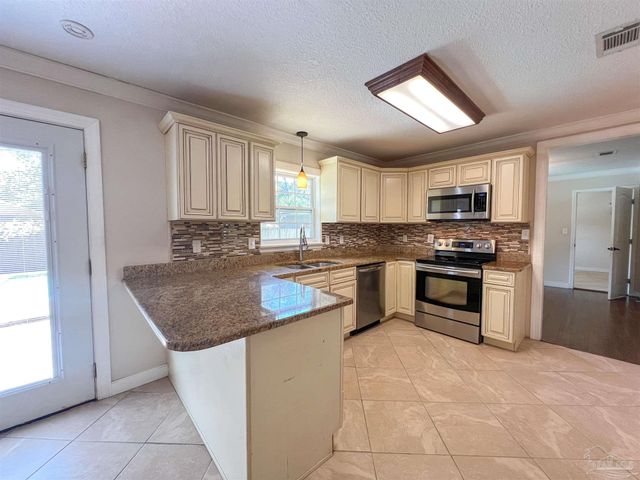 11 Gunn Cir, Pensacola, FL 32506