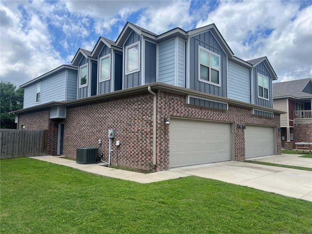 1211 N Sicily Lane, Fayetteville, AR 72704