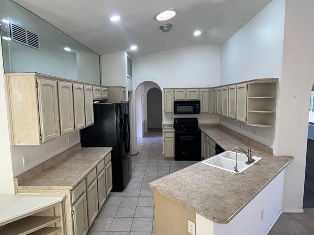 10302 E Coopers Hawk Drive, Sun Lakes, AZ 85248