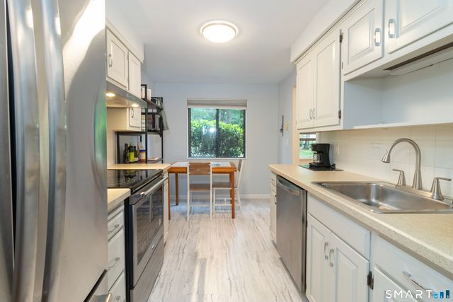 34 Harbour Village E, Branford, CT 06405