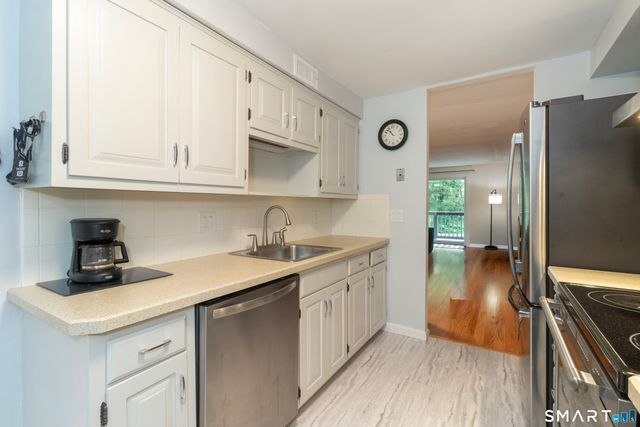 34 Harbour Village E, Branford, CT 06405