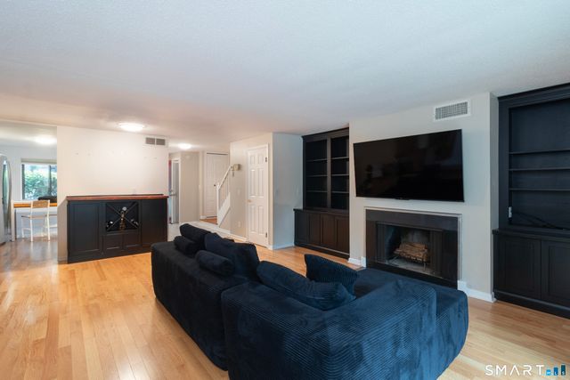 34 Harbour Village E, Branford, CT 06405