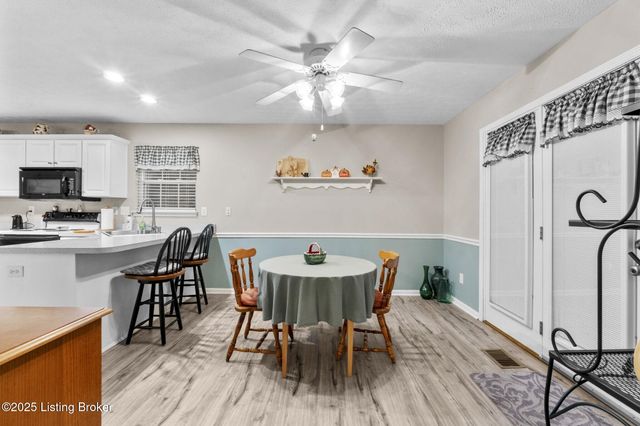 3906 Stone Hollow Dr, Louisville, KY 40299