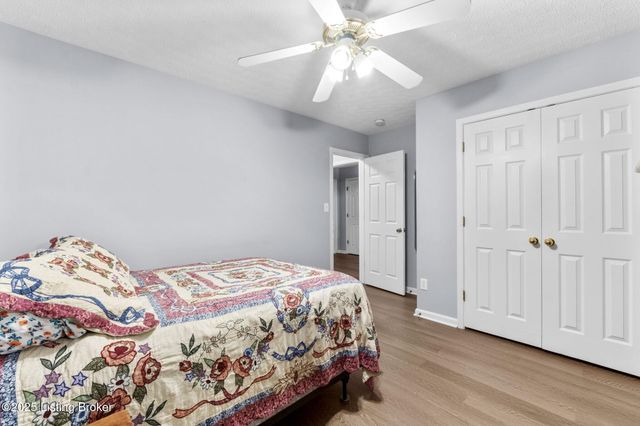 3906 Stone Hollow Dr, Louisville, KY 40299