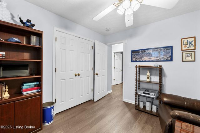 3906 Stone Hollow Dr, Louisville, KY 40299