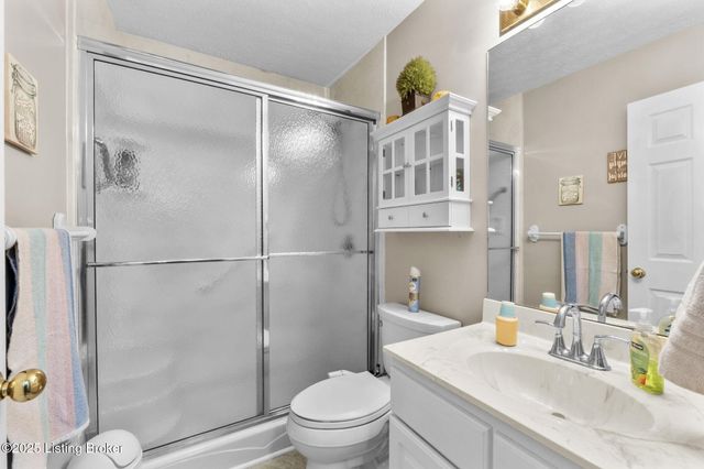 3906 Stone Hollow Dr, Louisville, KY 40299