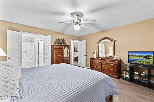 3906 Stone Hollow Dr, Louisville, KY 40299