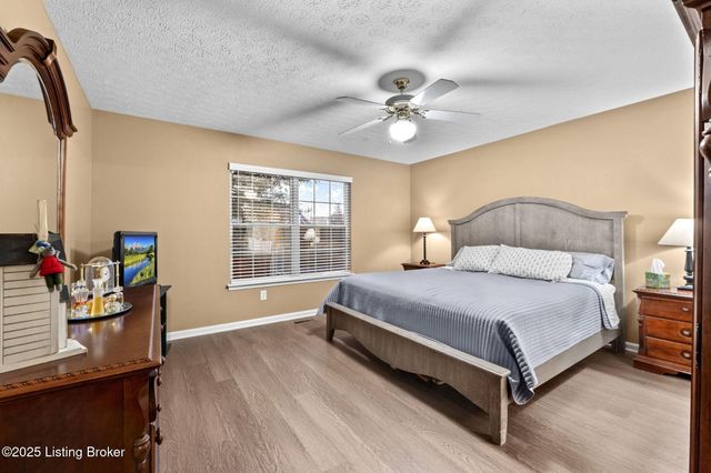 3906 Stone Hollow Dr, Louisville, KY 40299