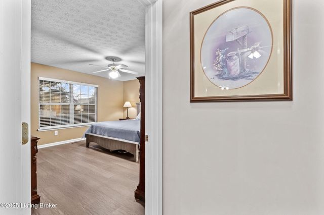 3906 Stone Hollow Dr, Louisville, KY 40299