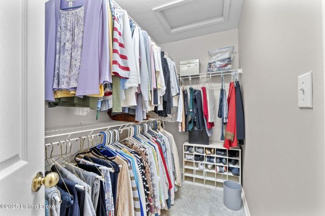 3906 Stone Hollow Dr, Louisville, KY 40299