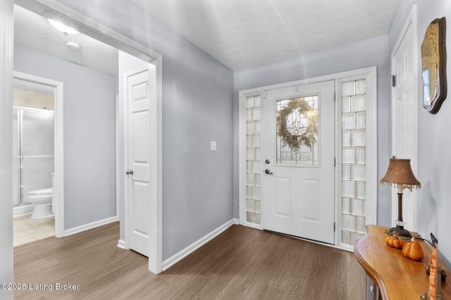 3906 Stone Hollow Dr, Louisville, KY 40299