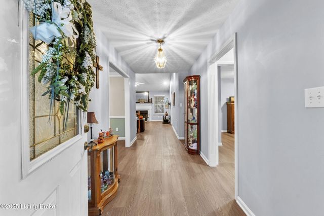 3906 Stone Hollow Dr, Louisville, KY 40299