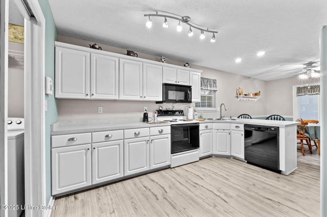 3906 Stone Hollow Dr, Louisville, KY 40299