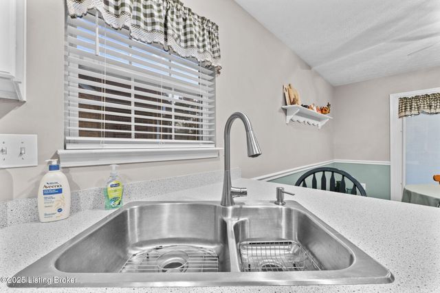 3906 Stone Hollow Dr, Louisville, KY 40299