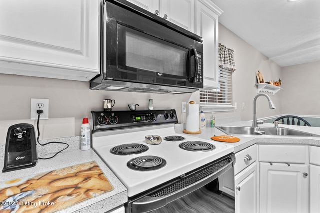 3906 Stone Hollow Dr, Louisville, KY 40299