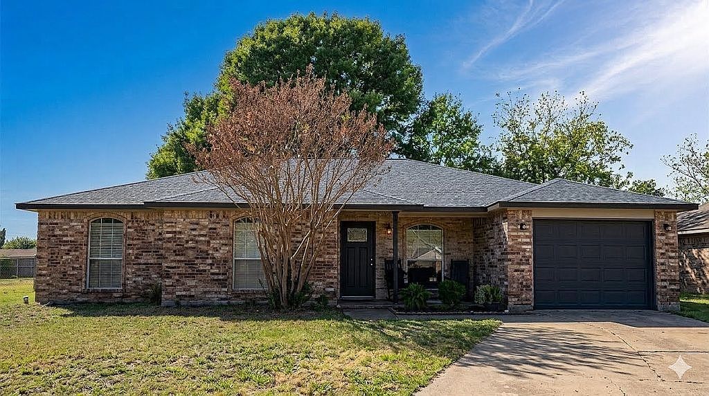 208 Tejas Drive, Glenn Heights, TX 75154 — exterior