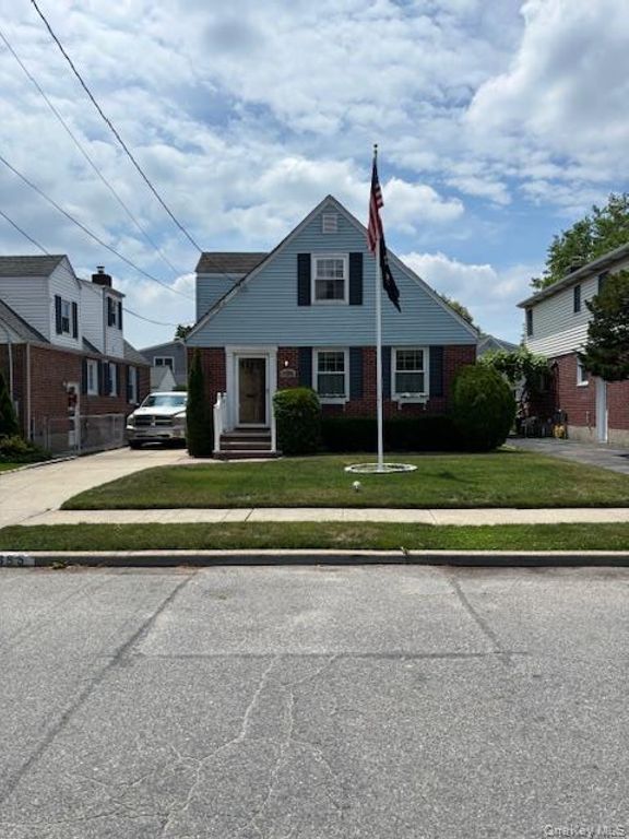 655 2nd Place S, Garden City, NY 11530