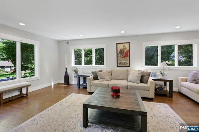 962 Pines Terrace, Franklin Lakes, NJ 07417