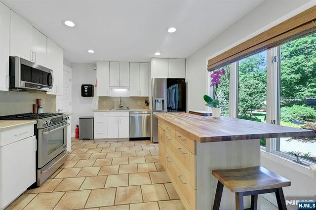 962 Pines Terrace, Franklin Lakes, NJ 07417