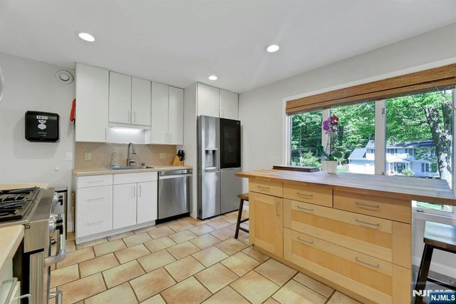962 Pines Terrace, Franklin Lakes, NJ 07417