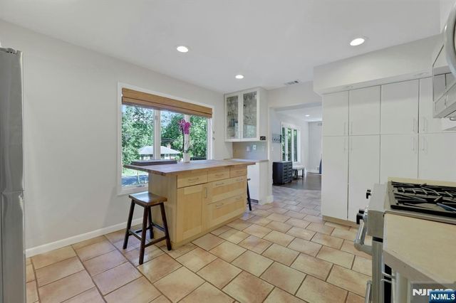 962 Pines Terrace, Franklin Lakes, NJ 07417