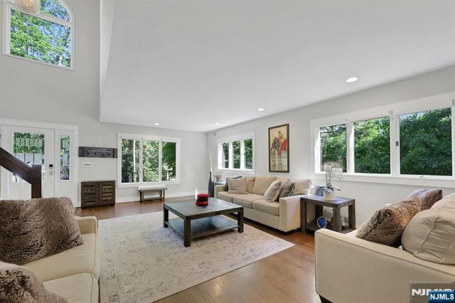 962 Pines Terrace, Franklin Lakes, NJ 07417