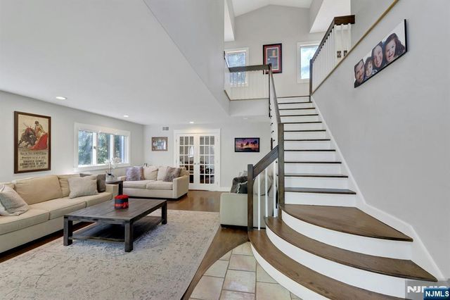 962 Pines Terrace, Franklin Lakes, NJ 07417