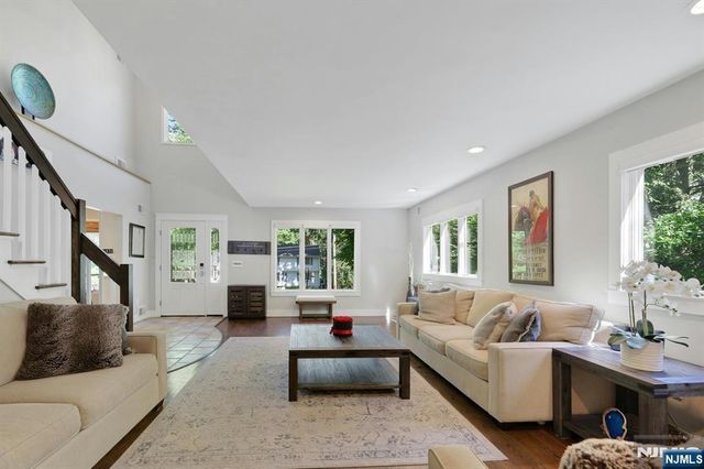962 Pines Terrace, Franklin Lakes, NJ 07417